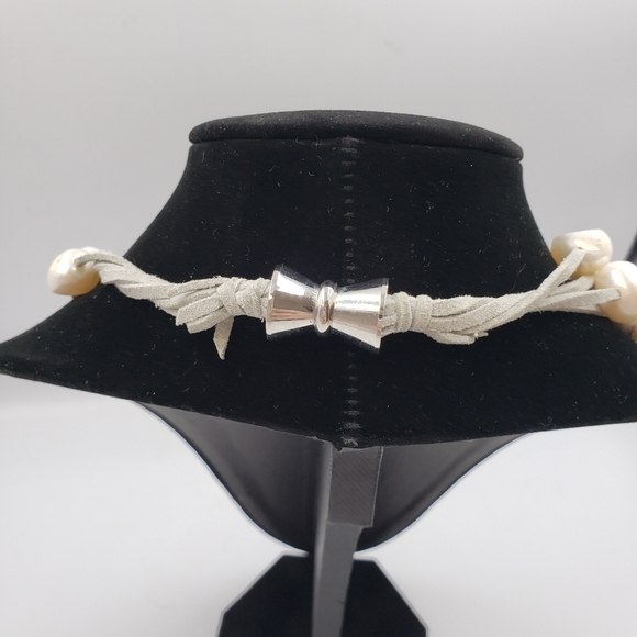 Freshwater Pearls on Suede Necklace Choker Grey Iridescent White 4 Strands - Picture 6 of 14